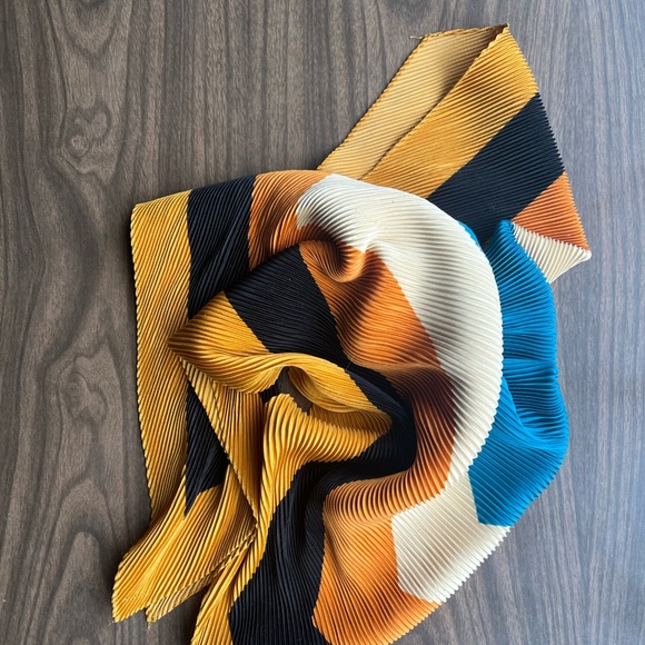 ZARA Scarf - Picture 2 of 4